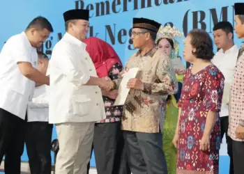 Percepat Pendaftaran Tanah di Sumut, Menteri Nusron Serahkan 875 Sertifikat Tanah 1 Menteri Nusron serahkan sertifikat tanah di Sumatera Utara. (dok. ATR/BPN)