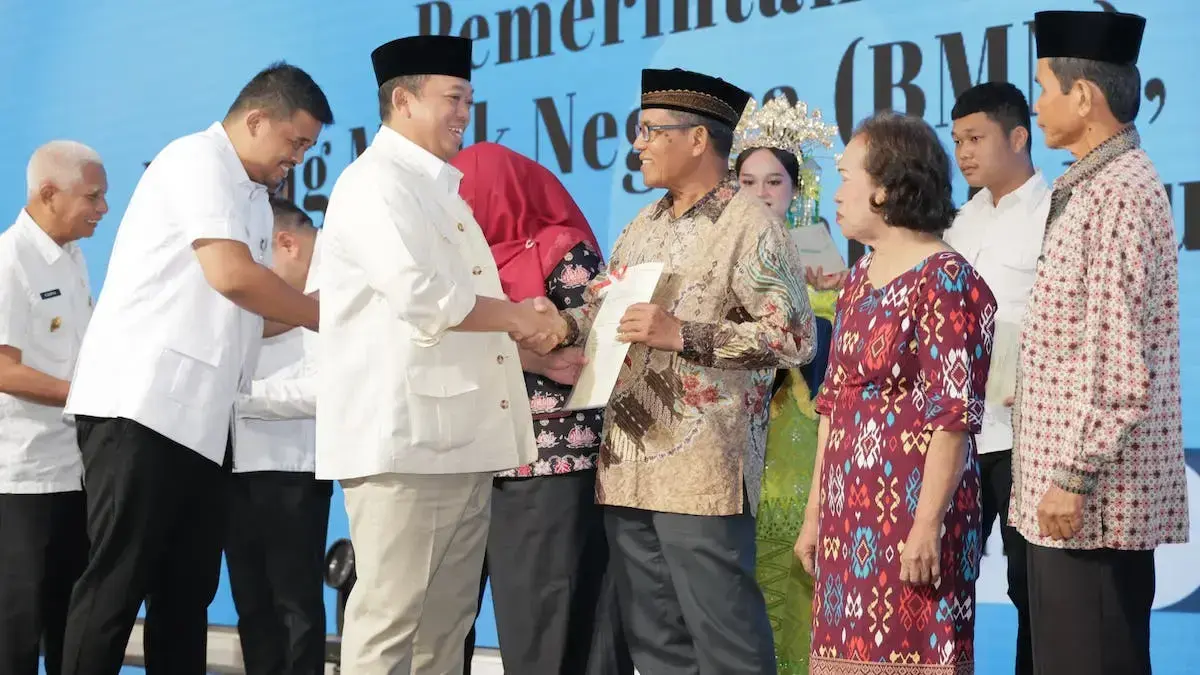 Menteri Nusron serahkan sertifikat tanah di Sumatera Utara. (dok. ATR/BPN)