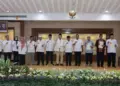 Menteri Nusron serahkan sertifikat tanah wakaf di Banten. (dok. ATR/BPN)