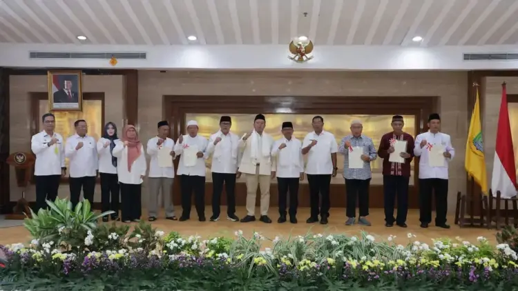 Kementerian ATR/BPN Terus Percepat Langkah untuk Sertifikasi Tanah Wakaf di Indonesia 1 Menteri Nusron serahkan sertifikat tanah wakaf di Banten. (dok. ATR/BPN)
