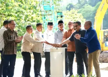 Menteri PU Dody Hanggodo bersama Andre Rosiade lakukan groundbreaking fly over Sitinjau Lauik bersama dengan Mahyeldi-Vasko dan jajaran forkopimda Sumbar serta instansi terkait dan juga BUMN/BUMD yang terlibat dalam pembangunan ini. (dok. Tim AR)
