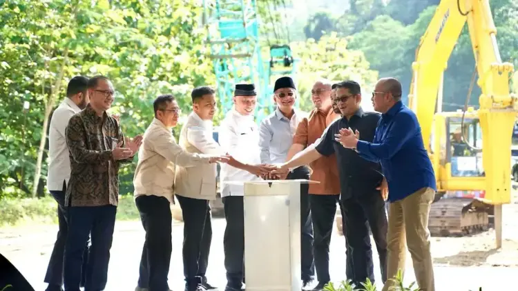 Menteri PU Groundbreaking Fly Over Sitinjau Lauik, Andre Rosiade: Komitmen Presiden Prabowo Bangun Sumbar 1 Menteri PU Dody Hanggodo bersama Andre Rosiade lakukan groundbreaking fly over Sitinjau Lauik bersama dengan Mahyeldi-Vasko dan jajaran forkopimda Sumbar serta instansi terkait dan juga BUMN/BUMD yang terlibat dalam pembangunan ini. (dok. Tim AR)