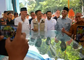 Menteri PU Doddy Hanggodo meninjau masterplan Flyover Sitinjau Lauik usai acara graoundbreaking proyek pembangunan Flyover Sitinjau Lauik, Sabtu (3/5/2025). Acara graoundbreaking itu turut dihadiri Wakil Ketua Komisi VI DPR RI Andre Rosiade dan Anggota DPR RI Komisi V Zigo Rolanda, Gubernur Sumbar Mahyeldi Ansharullah dan Wakil Gubernur Vasko Rusaimy, serta sejumlah pimpinan BUMN, diantaranya Dirut PT Semen Padang, Indrieffouny Indra, dan Dirut PT HPSL, Michael AP Rumenser. (dok. Humas)
