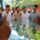 Menteri PU Doddy Hanggodo meninjau masterplan Flyover Sitinjau Lauik usai acara graoundbreaking proyek pembangunan Flyover Sitinjau Lauik, Sabtu (3/5/2025). Acara graoundbreaking itu turut dihadiri Wakil Ketua Komisi VI DPR RI Andre Rosiade dan Anggota DPR RI Komisi V Zigo Rolanda, Gubernur Sumbar Mahyeldi Ansharullah dan Wakil Gubernur Vasko Rusaimy, serta sejumlah pimpinan BUMN, diantaranya Dirut PT Semen Padang, Indrieffouny Indra, dan Dirut PT HPSL, Michael AP Rumenser. (dok. Humas)