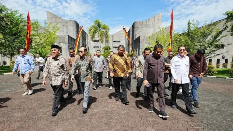 Perang Dagang AS–China Makin Memanas, Produk Lokal Terancam Tergusur 1 Wakil Menteri UMKM Helvi Moraza saat ke Kampus Unand kemarin. (dok. istimewa)