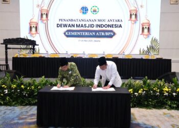 MoU antara Dewan Masjid Indonesia dengan ATR/BPN terkait sertifikasi tanah wakaf. (dok. ATR/BPN)
