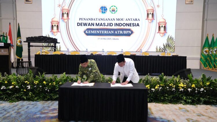 MoU antara Dewan Masjid Indonesia dengan ATR/BPN terkait sertifikasi tanah wakaf. (dok. ATR/BPN)