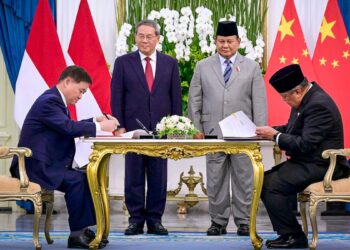 Presiden Republik Indonesia, Prabowo Subianto, dan Premier Republik Rakyat Tiongkok (RRT), Li Qiang, menyaksikan penandatanganan 12 nota kesepahaman (MoU) strategis dalam kunjungan resmi di Istana Merdeka, Jakarta, Minggu (25/5/2025).(dok. BPMI Setpres)
