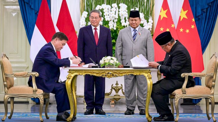 Presiden Republik Indonesia, Prabowo Subianto, dan Premier Republik Rakyat Tiongkok (RRT), Li Qiang, menyaksikan penandatanganan 12 nota kesepahaman (MoU) strategis dalam kunjungan resmi di Istana Merdeka, Jakarta, Minggu (25/5/2025).(dok. BPMI Setpres)