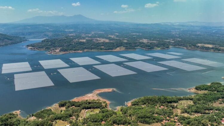 Tingkatkan Bauran EBT hingga 2034, PLN Siap Jalankan RUPTL Terhijau Sepanjang Sejarah 1 Ilustrasi PLTS Terapung Cirata 192 MWp yang merupakan PLTS terapung terbesar se-Asia Tenggara dan ketiga di dunia berada di Kabupaten Purwakarta, Jawa Barat. (dok. Humas PLN)