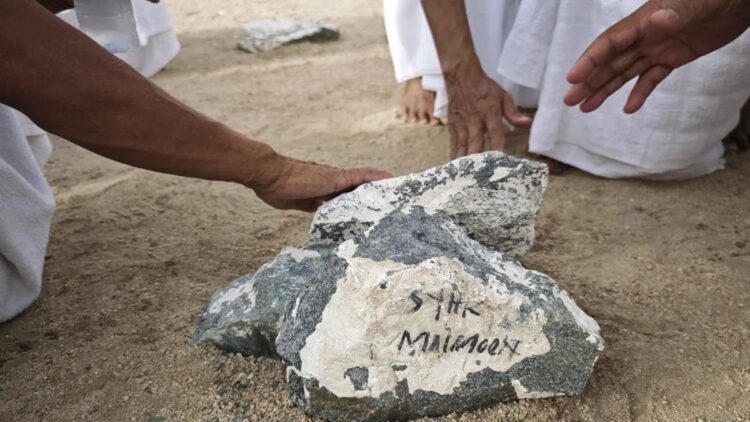 Jamaah calon haji Indonesia berziarah ke makam KH Maimoen Zubair di pemakaman Ma'la, Makkah, Arab Saudi, Jumat (25/5/2025). ANTARA FOTO/Andika Wahyu/YU