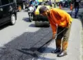 Pemko Padang perbaiki jalan rusak. (dok. istimewa)