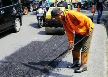 Pemko Padang perbaiki jalan rusak. (dok. istimewa)