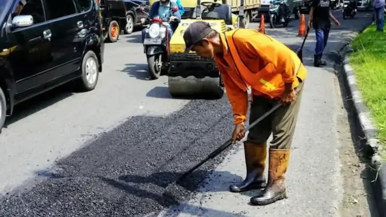 Pemko Padang perbaiki jalan rusak. (dok. istimewa)