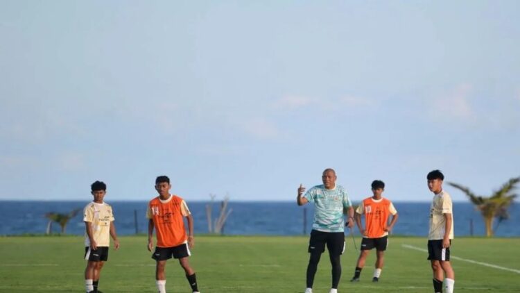 Indonesia Satu Grup dengan Brasil di Piala Dunia U-17 2025 1 Arsip foto - Pelatih Timnas U-17 Nova Arianto (tengah) memberikan instruksi saat memimpin latihan di Training Center Bali United, Pantai Purnama, Gianyar, Bali, Kamis (15/8/2024). ANTARA FOTO/Fikri Yusuf/aww.