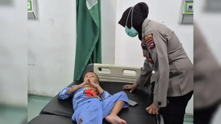 Polwan Polres Padang Panjang beri trauma healing untuk korban bus ALS yang dirawat. (dok. istimewa)