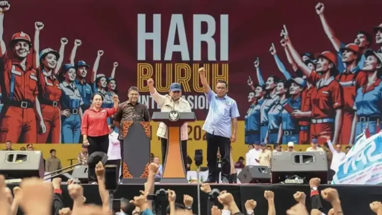 Presiden Prabowo Subianto (ketiga kiri) didampingi Presiden Konfederasi Serikat Pekerja Indonesia (KSPI) dan Presiden Partai Buruh Said Iqbal (kedua kiri) menyampaikan pidatonya pada perayaan Hari Buruh Internasional 2025 di kawasan Monas, Jakarta, Kamis (1/5/2025). ANTARA FOTO/Muhammad Adimaja/tom/pri.
