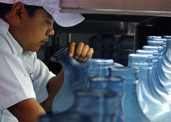 Pemeriksaan mutu galon polykarbonat untuk air siap minum. ANTARA FOTO/Teresia May/Spt/aa. (FOTO ANTARA/Teresia May)