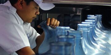 Pemeriksaan mutu galon polykarbonat untuk air siap minum. ANTARA FOTO/Teresia May/Spt/aa. (FOTO ANTARA/Teresia May)