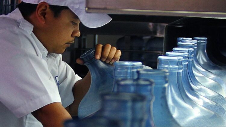 Pemeriksaan mutu galon polykarbonat untuk air siap minum. ANTARA FOTO/Teresia May/Spt/aa. (FOTO ANTARA/Teresia May)
