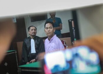 Agus Buntung saat duduk di hadapan hakim menunggu pembacaan putusan kasus pelecehan seksual di PN Mataram. (dok. Antara)