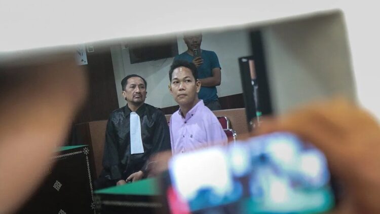 Pelaku Cabul Agus Buntung Divonis 10 Tahun Penjara 1 Agus Buntung saat duduk di hadapan hakim menunggu pembacaan putusan kasus pelecehan seksual di PN Mataram. (dok. Antara)