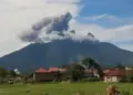 Erupsi Gunung Marapi pada Sabtu (16/5) pagi dengan dua kali letusan dalam waktu berdekatan. Asap letusan terlihat jelas hingga ke Kota Bukittinggi. (ANTARA/Al Fatah)