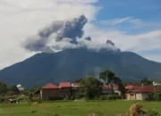Gunung Marapi Keluarkan Dua Kali Erupsi Berdekatan pada Sabtu Pagi