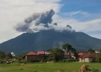 Erupsi Gunung Marapi pada Sabtu (16/5) pagi dengan dua kali letusan dalam waktu berdekatan. Asap letusan terlihat jelas hingga ke Kota Bukittinggi. (ANTARA/Al Fatah)