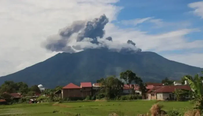 Gunung Marapi Keluarkan Dua Kali Erupsi Berdekatan pada Sabtu Pagi
