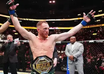 Jack Della Maddalena kudeta gelar Belal Muhammad di laga utama UFC 315. (dok. The Sun)