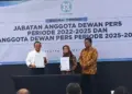 Ketua Dewan Pers periode 2025-2028 Komaruddin Hidayat (kemeja putih kiri) dalam serah terima jabatan di Kantor Dewan Pers, Jakarta, Rabu (14/5/2025). (ANTARA/Narda Margaretha Sinambela)