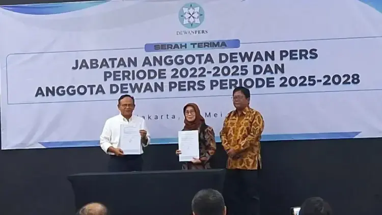 Komaruddin Hidayat Terpilih Jadi Ketua Dewan Pers Periode 2025-2028 1 Ketua Dewan Pers periode 2025-2028 Komaruddin Hidayat (kemeja putih kiri) dalam serah terima jabatan di Kantor Dewan Pers, Jakarta, Rabu (14/5/2025). (ANTARA/Narda Margaretha Sinambela)
