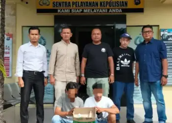Jajaran Polres Pasaman Barat melalui Polsek Pasaman mengamankan dua orang preman yang diduga melakukan pungli di pintu masuk objek wisata Pantai Pohon Seribu Kecamatan Sasak, Senin (12/5/2025). (ANTARA/HO-Humas Polres Pasaman Barat)