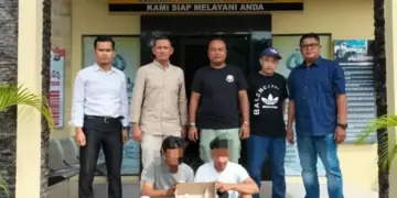 Jajaran Polres Pasaman Barat melalui Polsek Pasaman mengamankan dua orang preman yang diduga melakukan pungli di pintu masuk objek wisata Pantai Pohon Seribu Kecamatan Sasak, Senin (12/5/2025). (ANTARA/HO-Humas Polres Pasaman Barat)