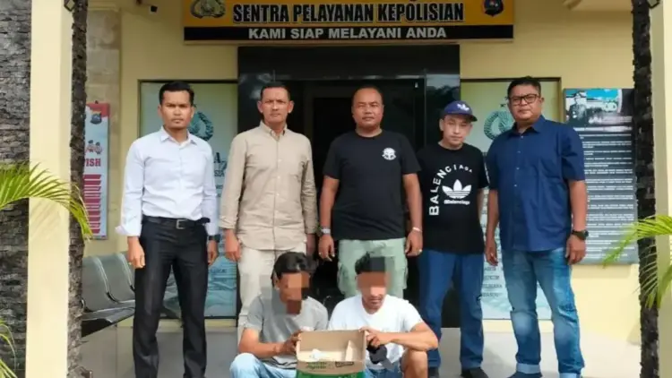 Jajaran Polres Pasaman Barat melalui Polsek Pasaman mengamankan dua orang preman yang diduga melakukan pungli di pintu masuk objek wisata Pantai Pohon Seribu Kecamatan Sasak, Senin (12/5/2025). (ANTARA/HO-Humas Polres Pasaman Barat)