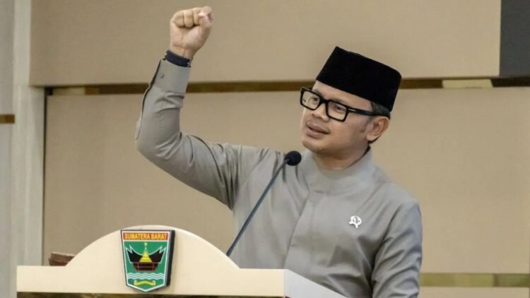 Wamendagri Bima Arya Sugiarto saat di Padang. (dok. Antara/Muhammad Zulfikar)