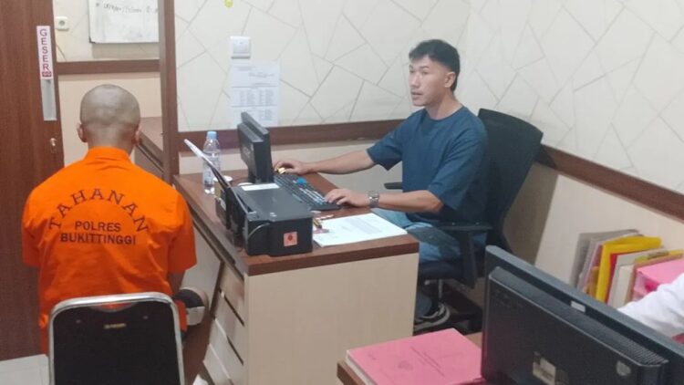 Mahasiswa yang Merangkap Guru Ngaji Cabuli Gadis Cilik di Bukittinggi, Berujung Ditangkap Polisi 1 Oknum mahasiswa sekaligus guru mengaji yang diduga melakukan aksi pencabulan terhadap anak usia bawah umur saat diperiksa oleh Satreskrim Polresta Bukittinggi. (ANTARA/Al Fatah)