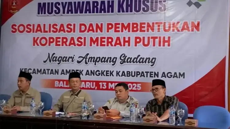 Pemkab Agam Target Pendirian 92 Koperasi Merah Putih Rampung Akhir Mei 1 Sosialisasi dan Pembentukan Koperasi Merah Putih di Nagari Ampang Gadang, Kecamatan Ampek Angkek, Kabupaten Agam, Selasa (13/5). (Dok ANTARA/HO/Zulhefi)