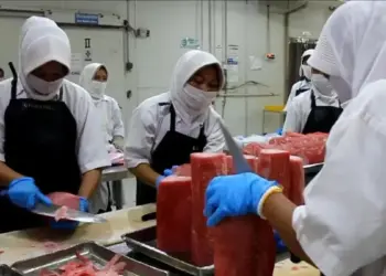 Pemotongan ikan tuna untuk komoditas ekspor di PT Dempo Andalas Sumatera. (dok. Fandi Yogari/Antara)