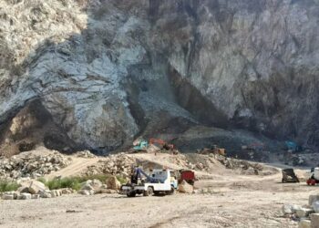 Proses evakuasi korban longsor Gunung Kuda. (dok. Antara)
