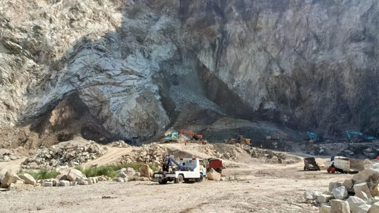 Longsor Gunung Kuda, Polisi Sebut Ada 11 Korban yang Belum Ditemukan 1 Proses evakuasi korban longsor Gunung Kuda. (dok. Antara)