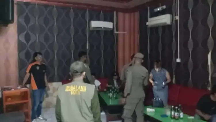 Satpol PP Padang Tertibkan Kafe Langgar Jam Operasional, 14 Wanita Diamankan 1 Satpol PP Padang razia tempat hiburan malam dan amankan 14 wanita. (dok. istimewa)