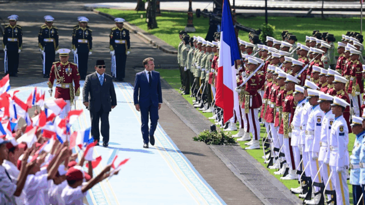 Presiden Republik Indonesia, Prabowo Subianto secara resmi menyambut Presiden Republik Prancis Emmanuel Macron dalam pertemuan bilateral di Istana Merdeka, Jakarta, pada Rabu (28/5/2025). Foto: BPMI Setpres/Muchlis Jr.