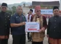 Semen Padang serahkan bantuan 47 juta untuk stunting saat upacara Hardiknas 2025 di Balaikota Padang. (dok. Humas)