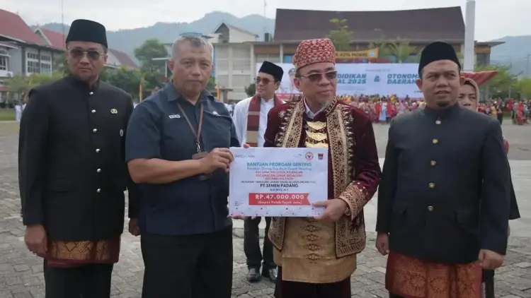 Semen Padang Lanjutkan Komitmen Cegah Stunting Lewat Bantuan Rp47 Juta di Hardiknas 2025 1 Semen Padang serahkan bantuan 47 juta untuk stunting saat upacara Hardiknas 2025 di Balaikota Padang. (dok. Humas)