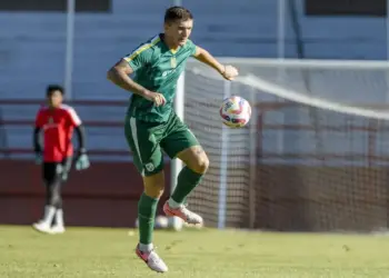 Bek andalan Persebaya Surabaya, Slavko Damjanovic dipastikan absen saat menjamu Semen Padang FC, Minggu (11/5/2025) malam. (dok. Persebaya)