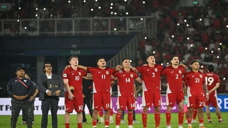 Sejumlah pesepak bola dan staf Timnas Indonesia menyanyikan lagu Tanah Airku usai mengalahkan Timnas Bahrain pada laga Grup C putaran ketiga Kualifikasi Piala Dunia 2026 Zona Asia di Stadion Utama Gelora Bung Karno, Senayan, Jakarta, Selasa (25/3/2025). (ANTARA FOTO/Hafidz Mubarak A/app/Spt.)