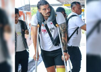 Tin Martic harus menggunakan tongkat setelah mengalami cedera saat lawan Arema FC saat bertolak pulang ke Kroasia dan melakukan MRI disana. (dok. Istimewa)