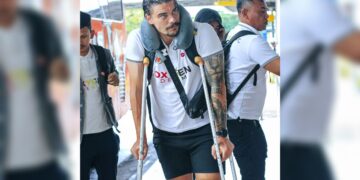Tin Martic harus menggunakan tongkat setelah mengalami cedera saat lawan Arema FC saat bertolak pulang ke Kroasia dan melakukan MRI disana. (dok. Istimewa)